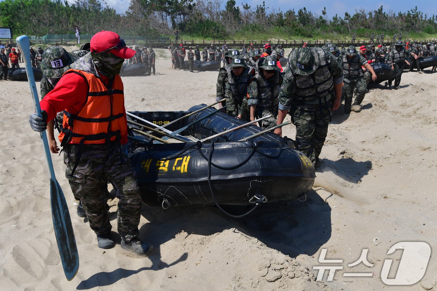 본문 이미지 - 30일 오전 경북 포항시 남구 해안에서 열린 &#39;2025 여름 해병대 캠프&#39;에서 참가자들이 IBS체험을 위해 교관의 구령에 맞춰 바다로 달려가고 있다. 2025.7.30/뉴스1 ⓒ News1 최창호 기자