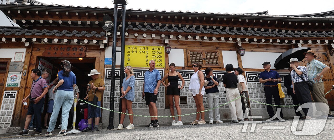 본문 이미지 - 절기상 중복인 30일 서울 종로구의 한 삼계탕 전문점을 찾은 외국인 관광객과 시민들이 점심식사를 위해 줄지어 대기하고 있다. 2025.7.30/뉴스1 ⓒ News1 박지혜 기자