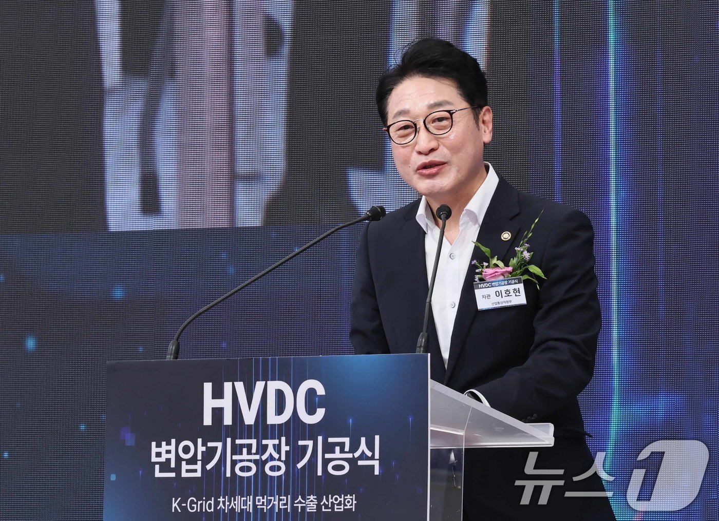 (서울=뉴스1) = 이호현 산업통상자원부 2차관이 30일 경남 창원시 효성중공업 3공장에서 열린 '효성중공업 초고압직류송전(HVDC) 변압기 공장 기공식'에서 축사를 하고 있다. …