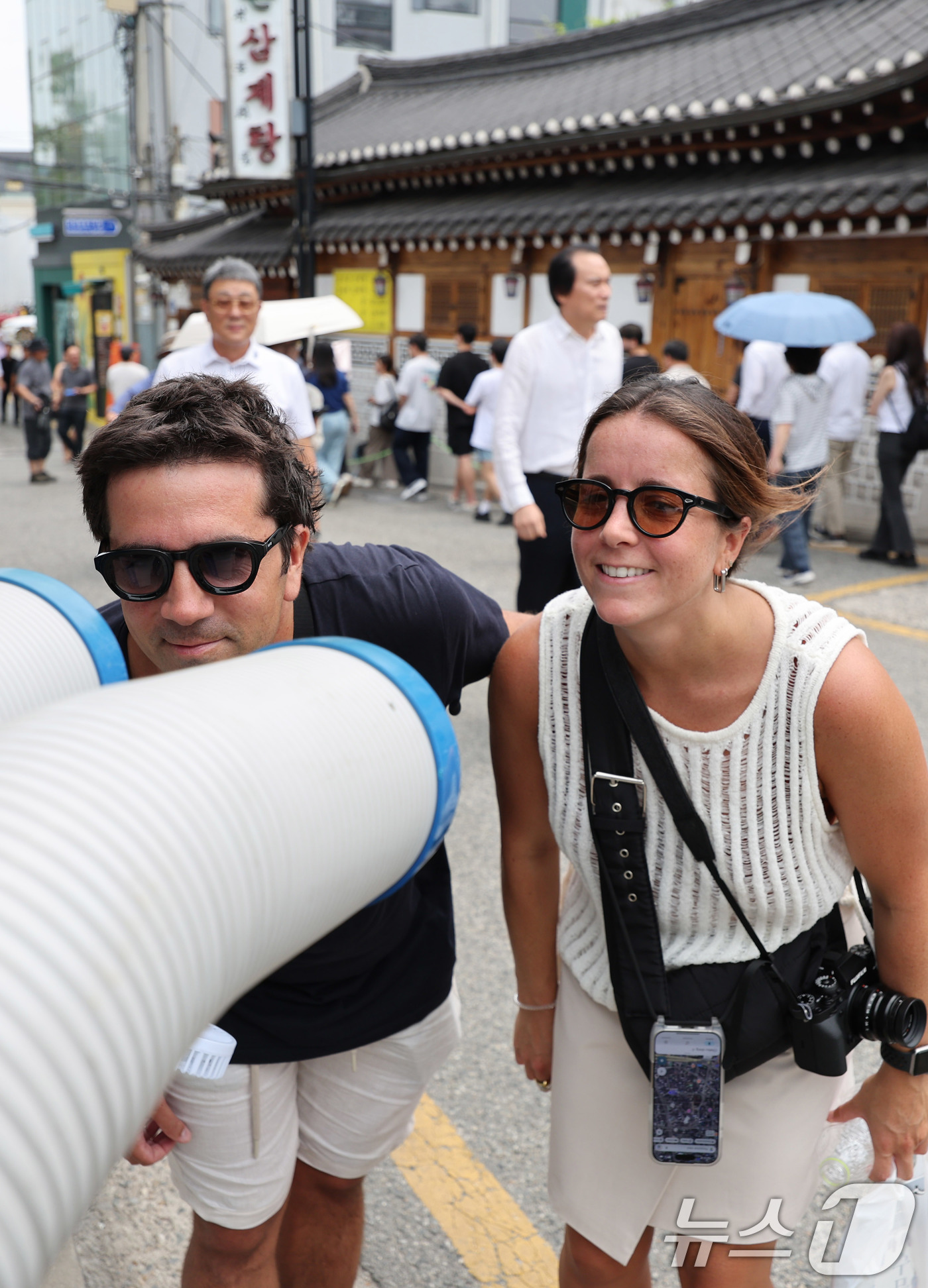 (서울=뉴스1) 박지혜 기자 = 절기상 중복인 30일 서울 종로구의 한 삼계탕집 앞에서 더위에 지친 외국인 관광객이 냉풍기 바람으로 더위를 식히고 있다. 2025.7.30/뉴스1