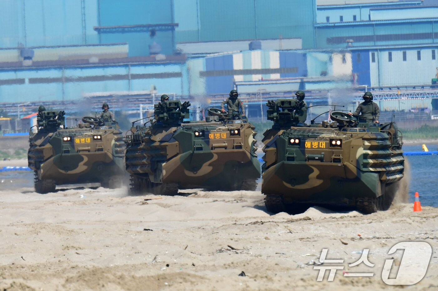 본문 이미지 - 30일 오전 경북 포항시 남구 해안에서 열린 &#39;2025 여름 해병대 캠프&#39;에서 참가자들이 KAAV&#40;한국형돌격상륙장갑차&#41;체험을 하고 있다. 2025.7.30/뉴스1 ⓒ News1 최창호 기자