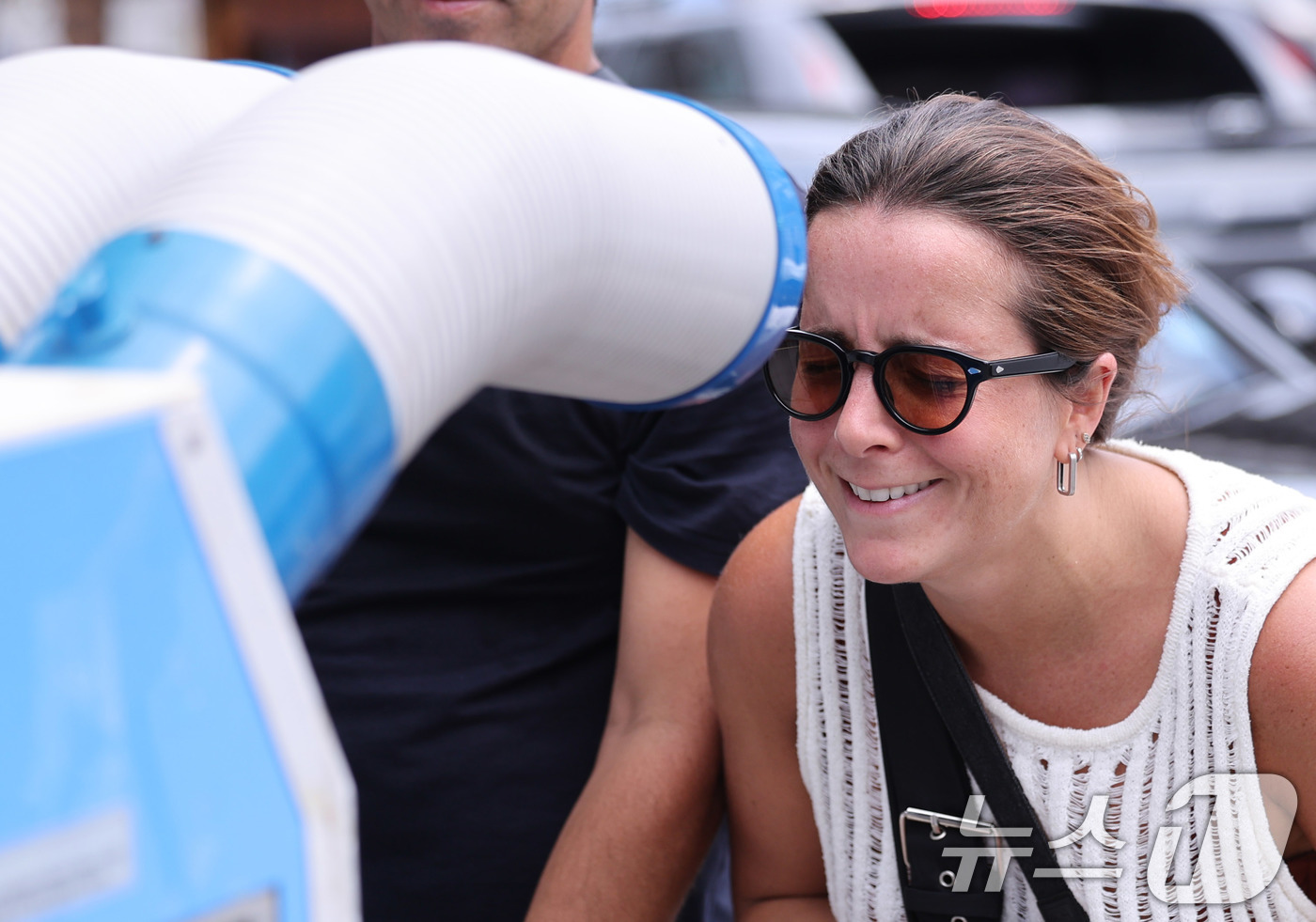 (서울=뉴스1) 박지혜 기자 = 절기상 중복인 30일 서울 종로구의 한 삼계탕집 앞에서 더위에 지친 외국인 관광객이 냉풍기 바람으로 더위를 식히고 있다. 2025.7.30/뉴스1