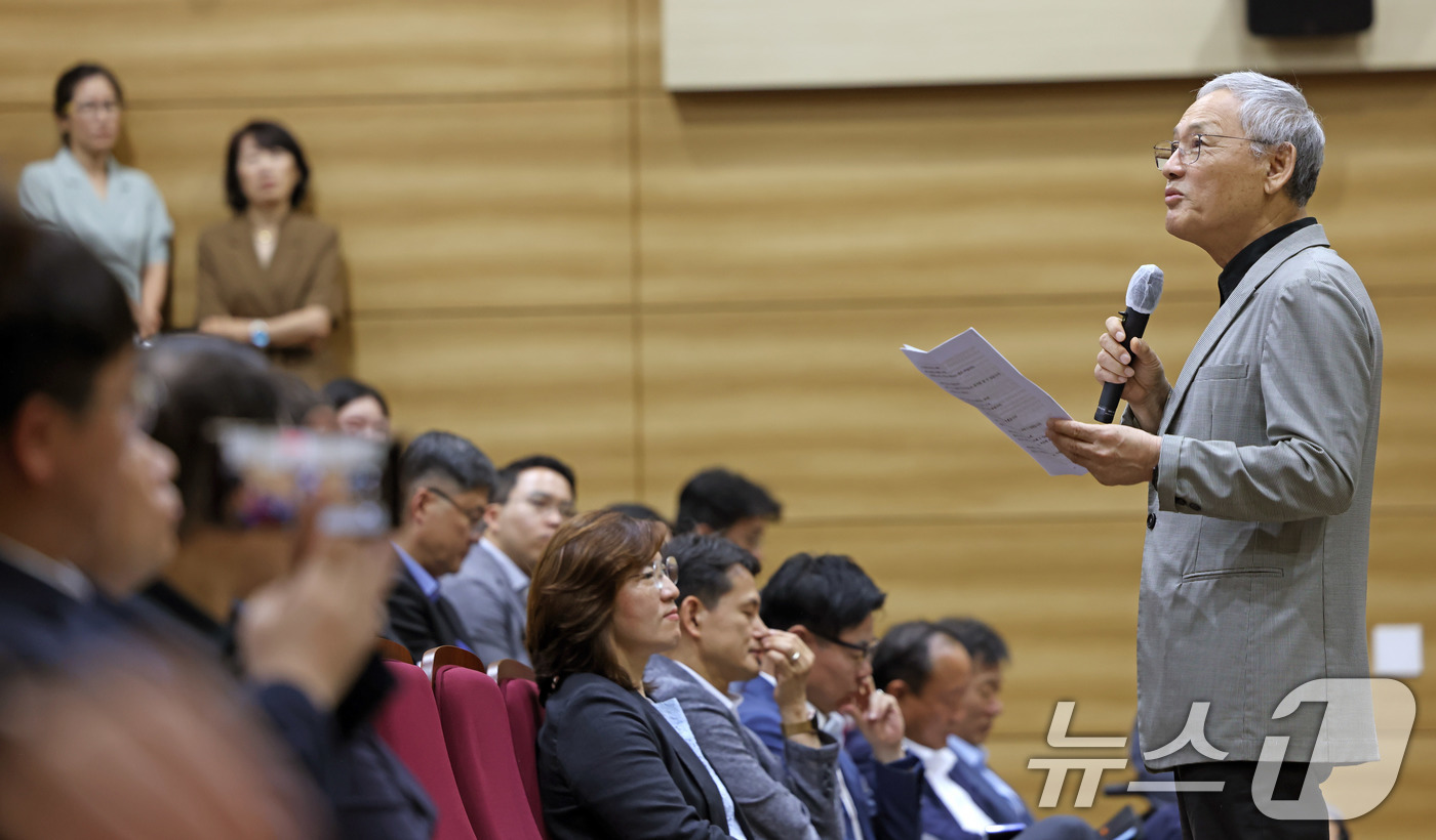 (서울=뉴스1) = 유인촌 문화체육관광부 장관이 30일 정부세종청사에서 열린 이임식에서 이임사를 하고 있다. (문화체육관광부 제공. 재판매 및 DB 금지) 2025.7.30/뉴스1 …