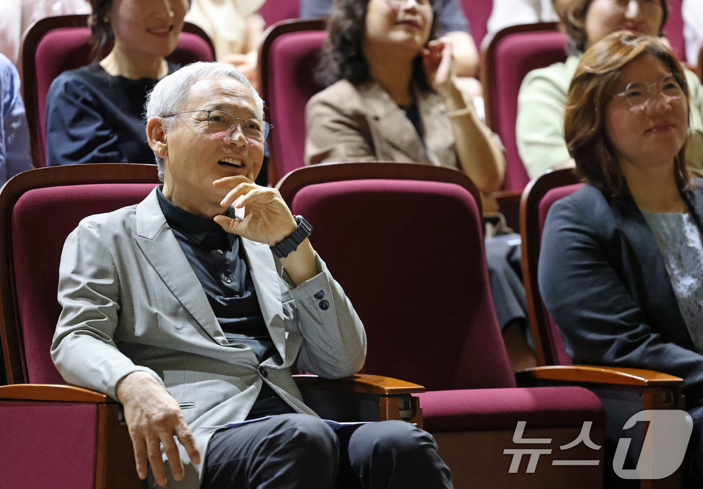 (서울=뉴스1) = 유인촌 문화체육관광부 장관이 30일 정부세종청사에서 열린 이임식에서 기념영상을 보며 활짝 웃고 있다. (문화체육관광부 제공. 재판매 및 DB 금지) 2025.7 …