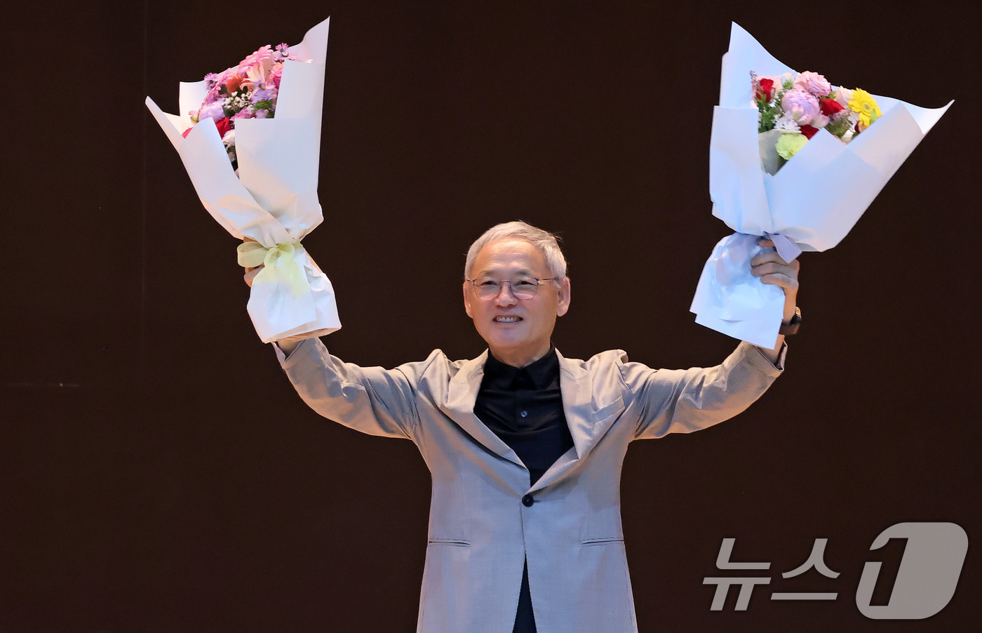 (서울=뉴스1) = 유인촌 문화체육관광부 장관이 30일 정부세종청사에서 열린 이임식에서 직원들에게 인사하고 있다. (문화체육관광부 제공. 재판매 및 DB 금지) 2025.7.30/ …