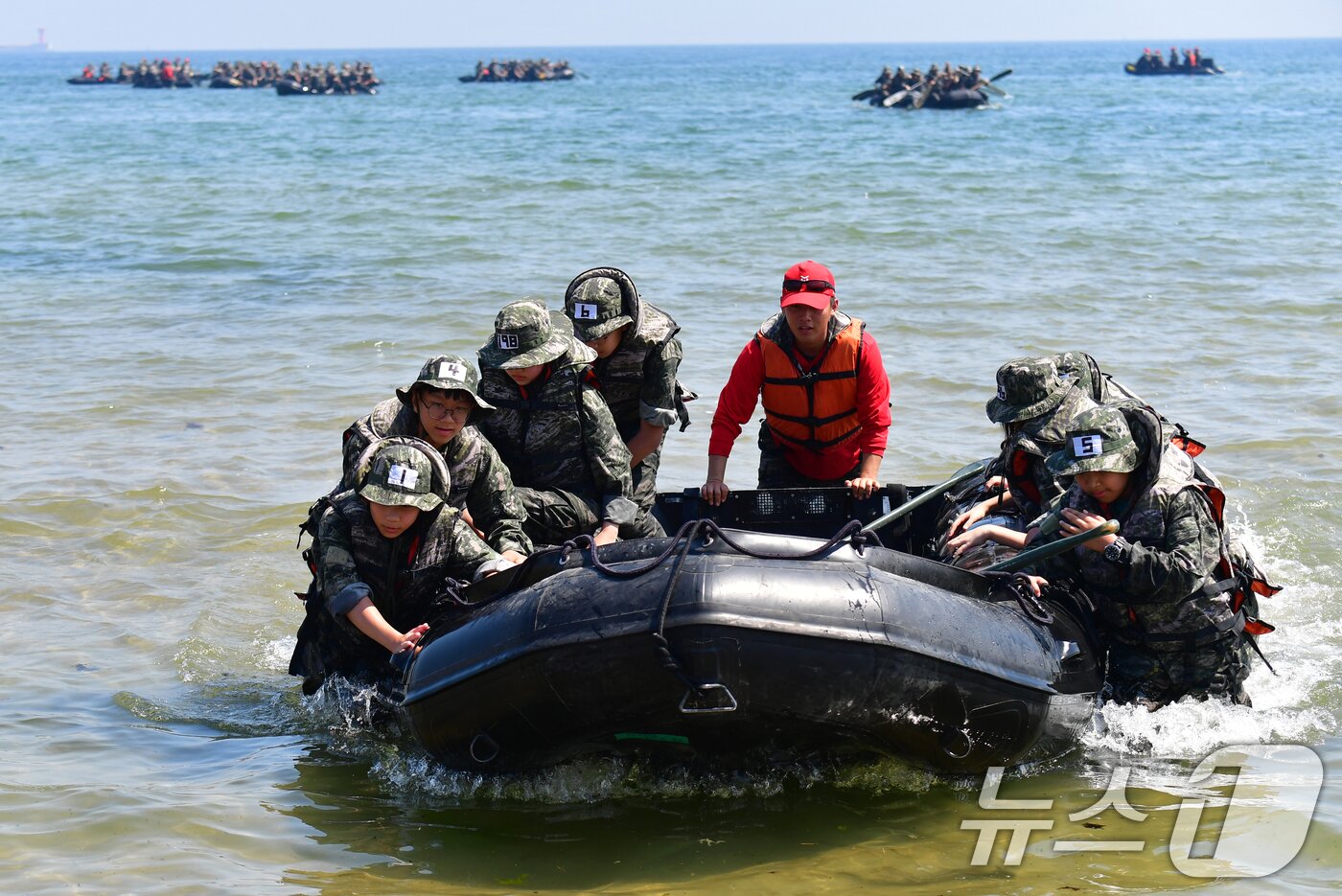 본문 이미지 - 30일 오전 경북 포항시 남구 해안에서 열린 &#39;2025 여름 해병대 캠프&#39; 참가자들이 교관의 구령에 맞춰 IBS보트를 타고 상륙하고 있다.2025.7.30/뉴스1 ⓒ News1 최창호 기자