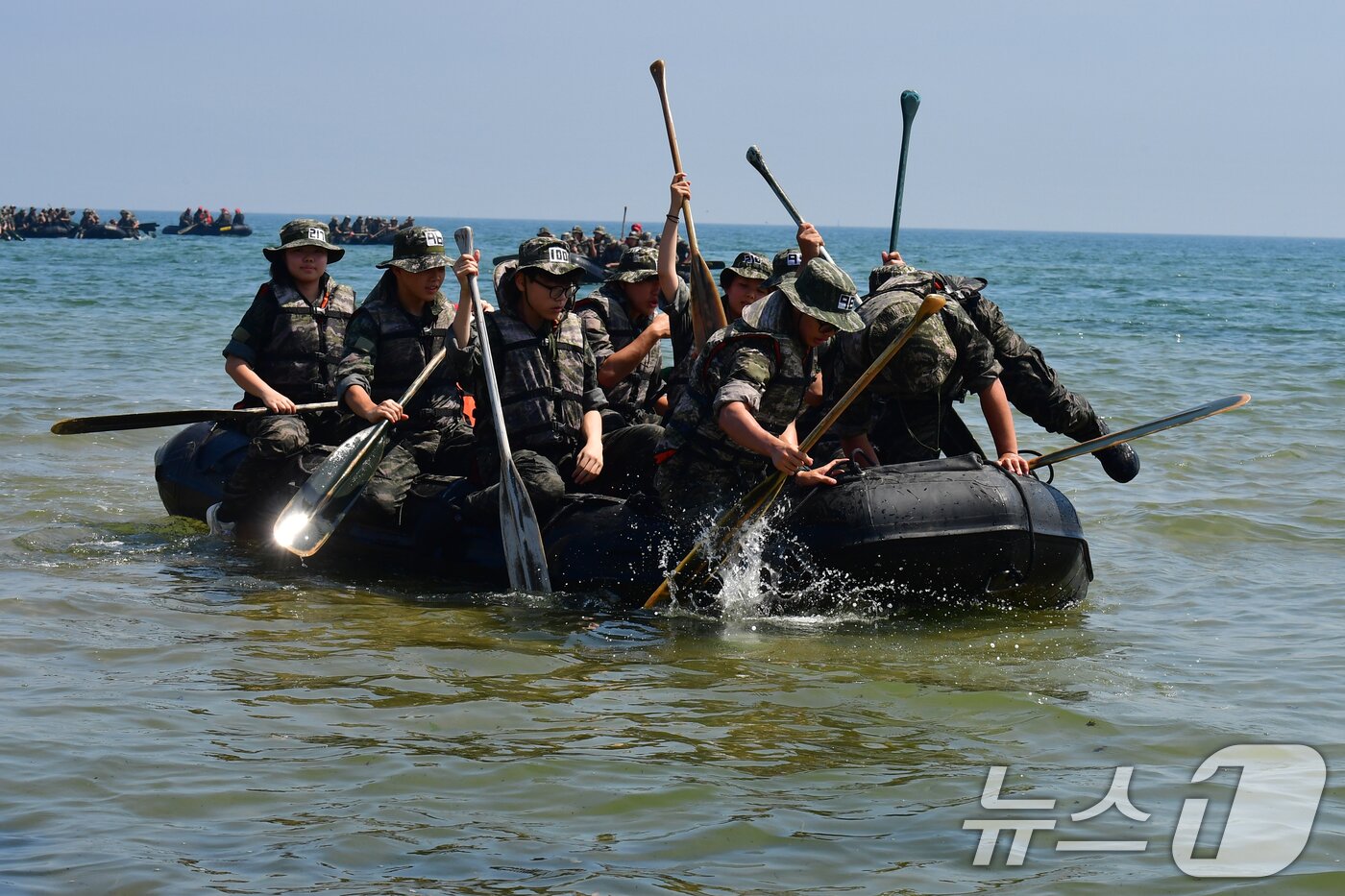 본문 이미지 - 30일 오전 경북 포항시 남구 해안에서 열린 &#39;2025 여름 해병대 캠프&#39; 참가자들이 IBS보트를 타고 상륙하고 있다. 2025.7.30/뉴스1 ⓒ News1 최창호 기자