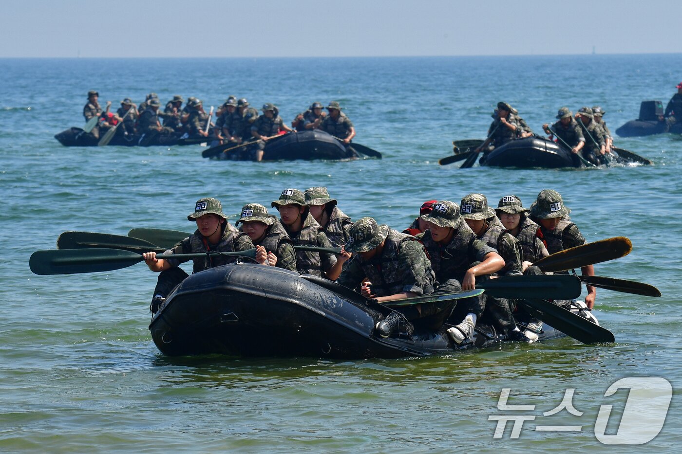 본문 이미지 - 30일 오전 경북 포항시 남구 해안에서 열린 &#39;2025 여름 해병대 캠프&#39; 참가자들이 IBS보트로 육지에 상륙하는 체험을 하고 있다. 2025.7.30/뉴스1 ⓒ News1 최창호 기자