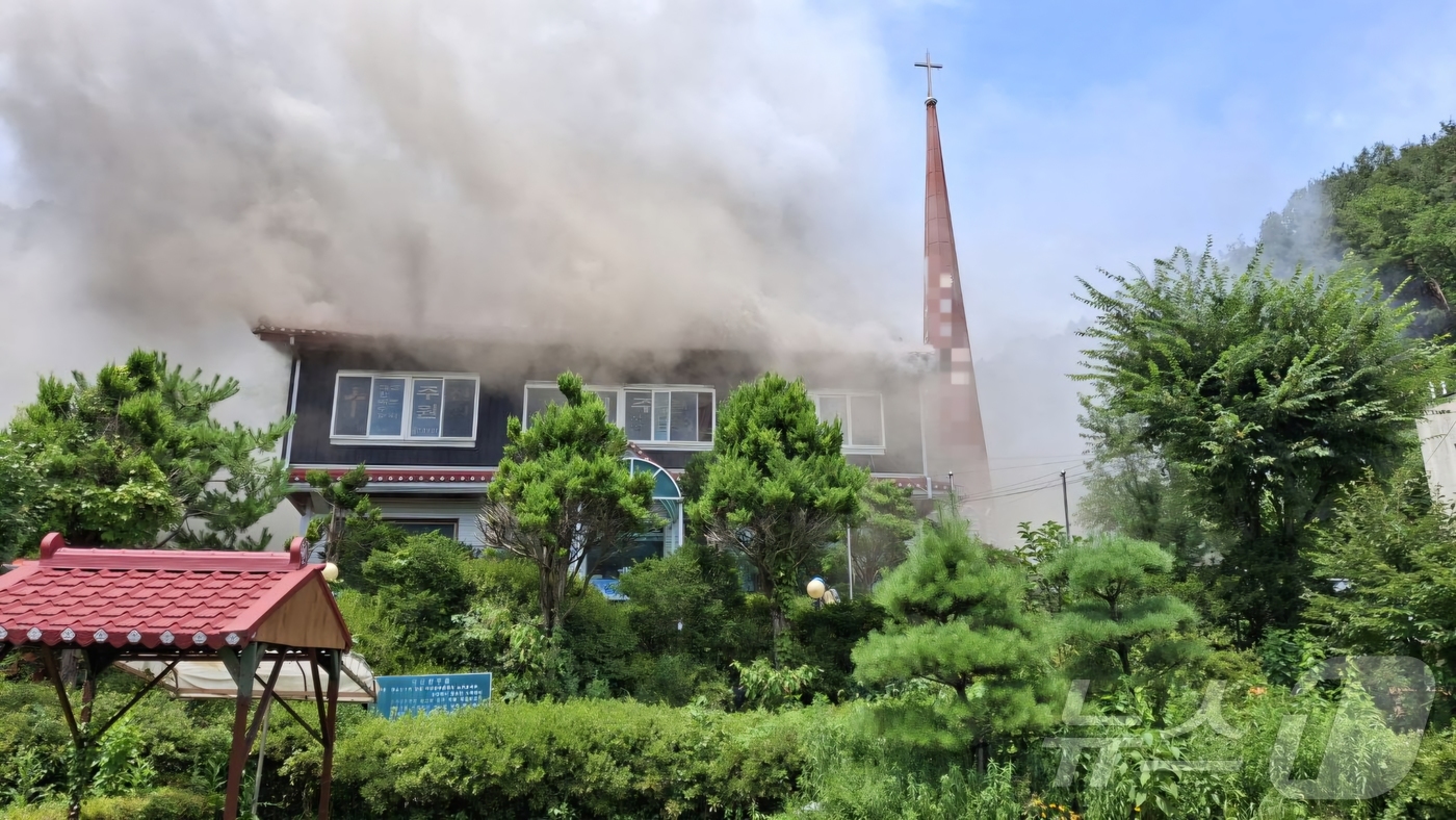 (양평=뉴스1) 김기현 기자 = 30일 낮 12시 32분 경기 양평군 강하면 한 교회에서 화재가 발생해 연기가 피어오르고 있다. (경기도소방재난본부 제공. 재판매 및 DB 금지) …