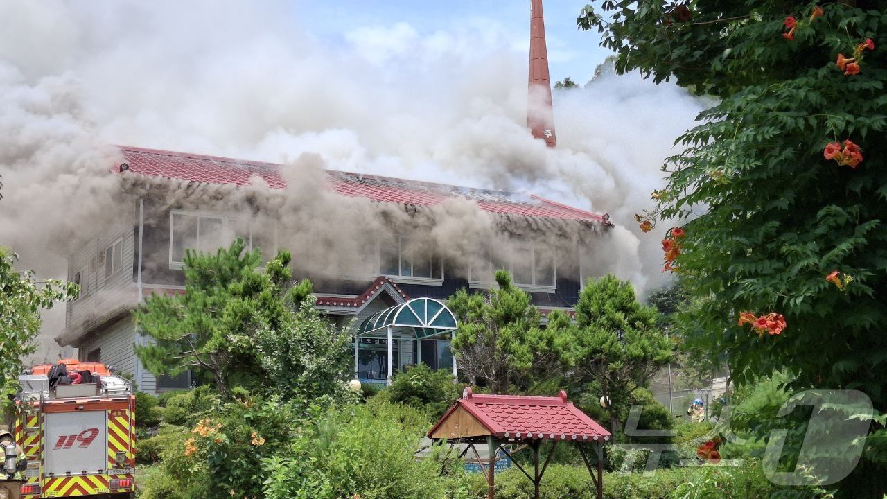 (양평=뉴스1) 김기현 기자 = 30일 낮 12시 32분 경기 양평군 강하면 한 교회에서 불이 나 소방 당국이 진화 작업을 벌이고 있다. (경기도소방재난본부 제공. 재판매 및 DB …