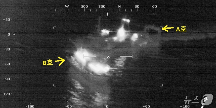 (광주=뉴스1) 이수민 기자 = 서해지방해양경찰청이 지난 29일 오전 4시쯤 전북 군산시 어청도 남서방 60해리 해상에서 불법 공조 조업이 의심되는 어선 2척을 단속하고 있다.(서 …