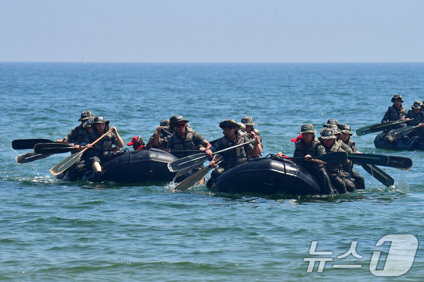 본문 이미지 - 30일 오전 경북 포항시 남구 해안에서 열린 &#39;2025 여름 해병대 캠프&#39; 참가자들이 상륙하기 위해 IBS보트에서 패들링하고 았다. 2025.7.30/뉴스1 ⓒ News1 최창호 기자