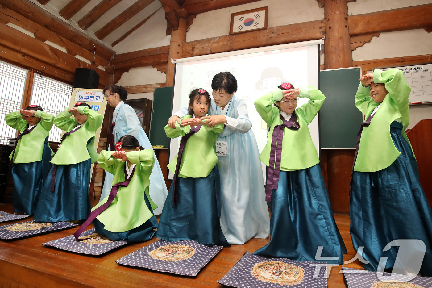 (대구=뉴스1) 공정식 기자 = 30일 오전 대구 중구 대구향교에서 여름방학을 맞아 열린 '나라사랑 청소년 충효교실'에 참여한 초등학생들이 당의를 곱게 차려입고 절하는 법을 배우고 …