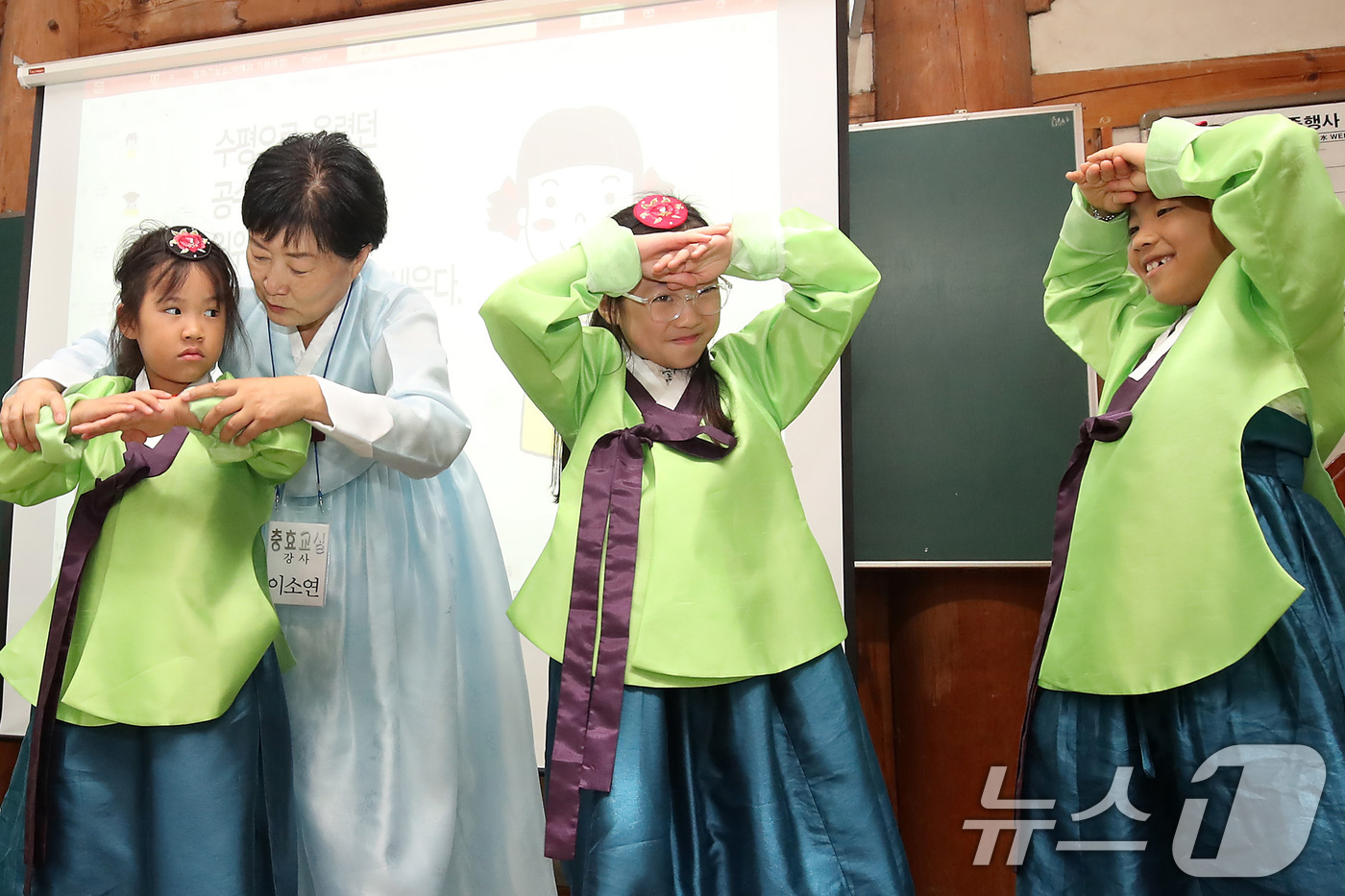 (대구=뉴스1) 공정식 기자 = 30일 오전 대구 중구 대구향교에서 여름방학을 맞아 열린 '나라사랑 청소년 충효교실'에 참여한 초등학생들이 당의를 곱게 차려입고 절하는 법을 배우고 …