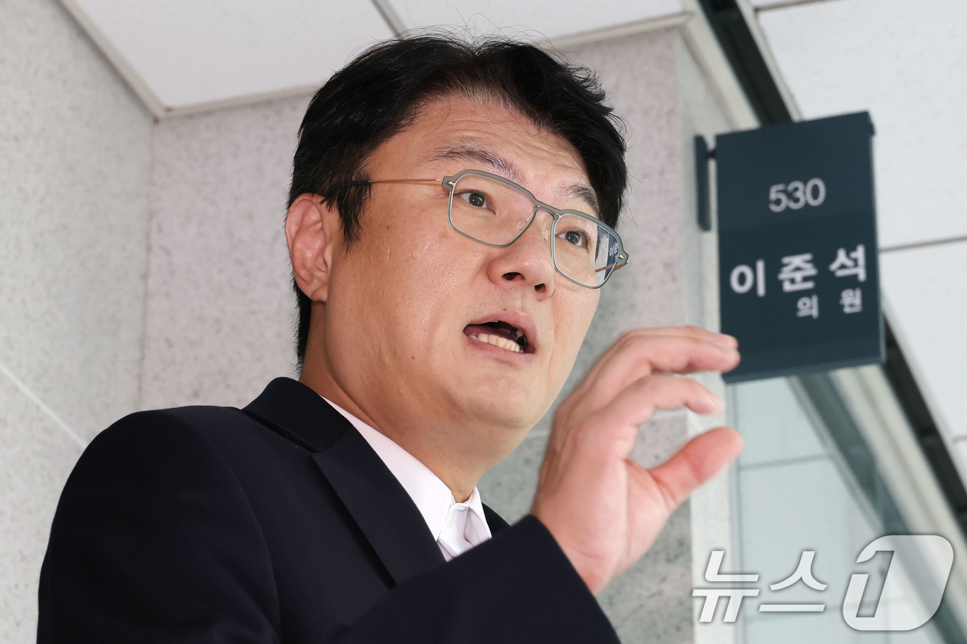 (서울=뉴스1) 이광호 기자 = 김정철 개혁신당 최고위원이 30일 오후 서울 여의도 국회 의원회관에서 김건희특검팀(특별검사 민중기)의 이준석 대표에 대한 압수수색 절차적 문제점과 …