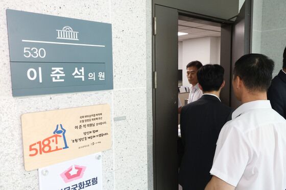 이준석 대표, 압수된 전자기기 포렌식 참여 위해 김건희특검 출석