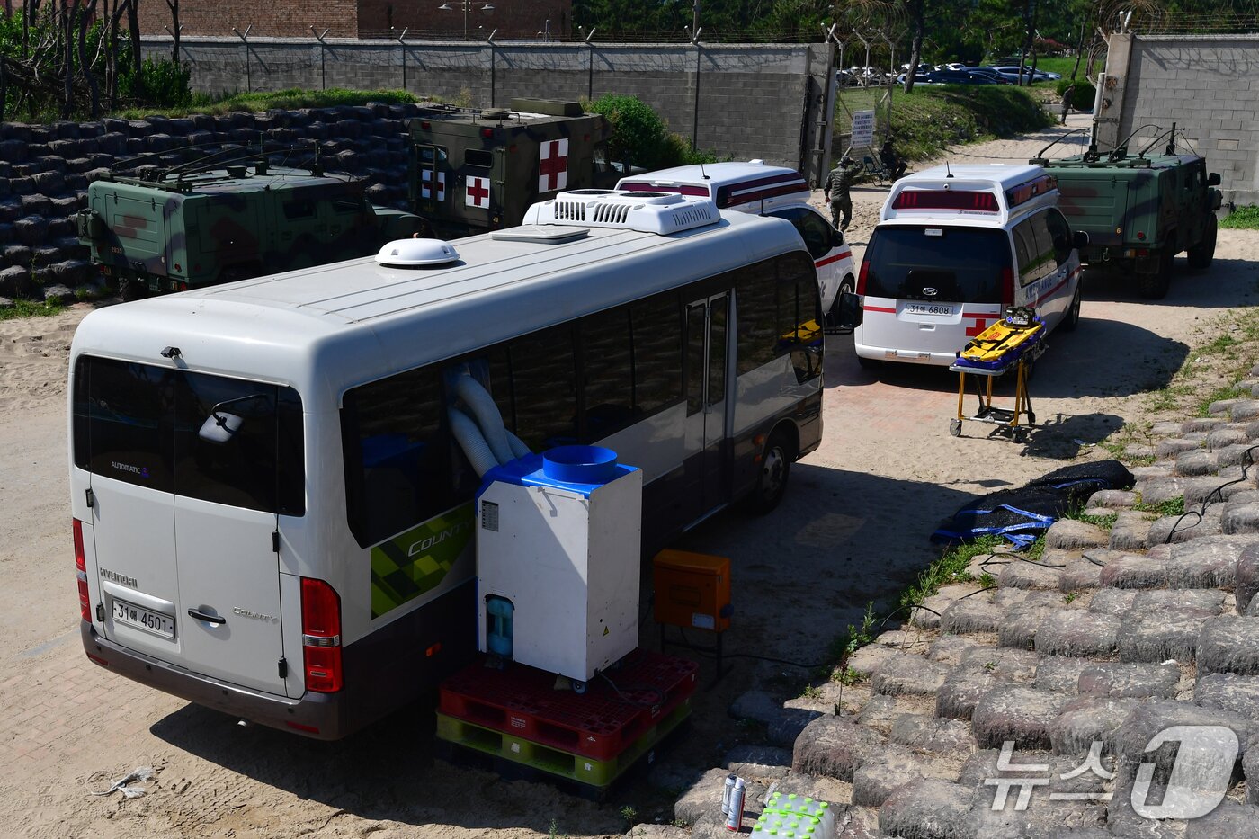 본문 이미지 -  30일 오전 경북 포항시 남구 해안에서 &#39;2025 여름 해병대 캠프&#39; 가 진행된 훈련장에 쿨링버스가 대기해 있다. 해병대는 폭염을 감안해 참가자들이 얼음생수를 마실 수 있도록 하는 등 안전에 만전을 기했다. 2025.7.30/뉴스1 ⓒ News1 최창호 기자