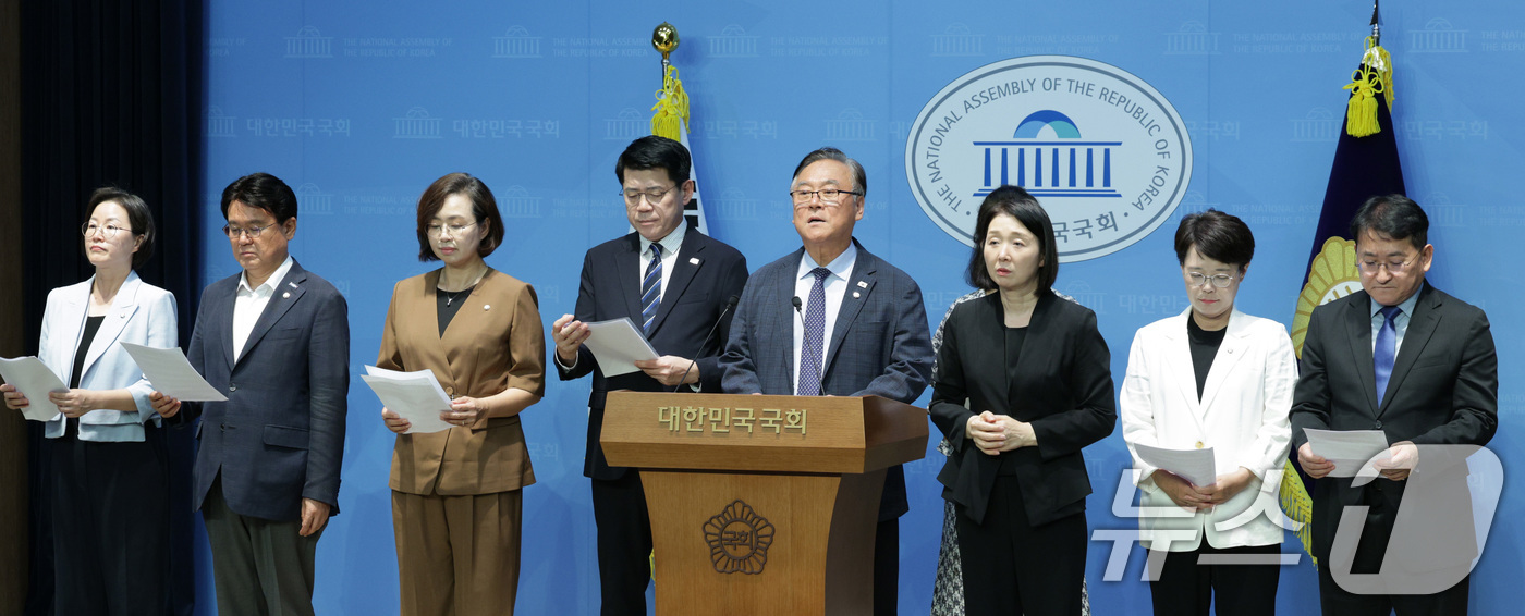 (서울=뉴스1) 신웅수 기자 = 더불어민주당과 조국혁신당, 진보당 의원들이 30일 오후 서울 여의도 국회 소통관에서 트럼프 행정부의 관세 협박 중단을 촉구하는 기자회견을 하고 있다 …