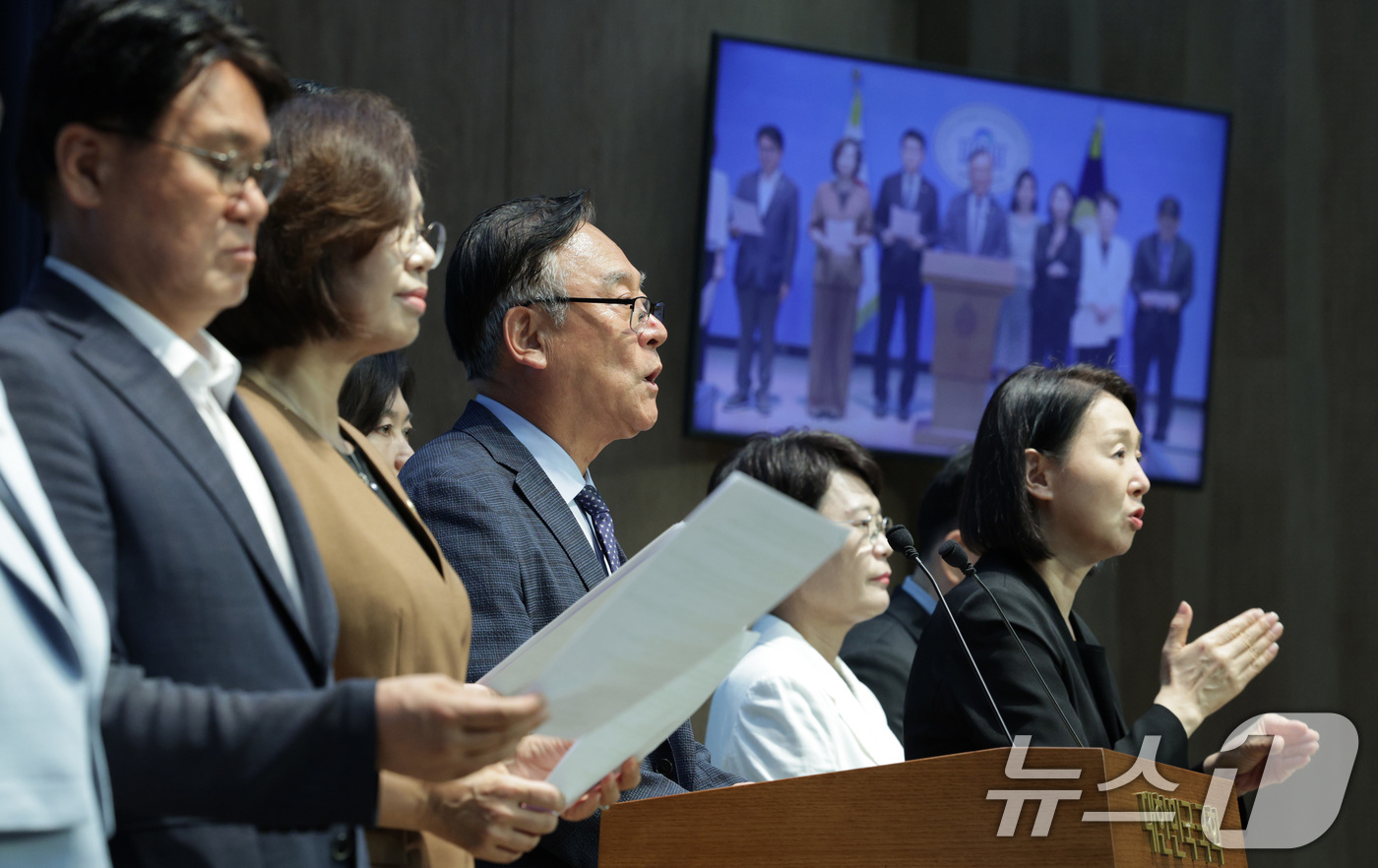 (서울=뉴스1) 신웅수 기자 = 더불어민주당과 조국혁신당, 진보당 의원들이 30일 오후 서울 여의도 국회 소통관에서 트럼프 행정부의 관세 협박 중단을 촉구하는 기자회견을 하고 있다 …