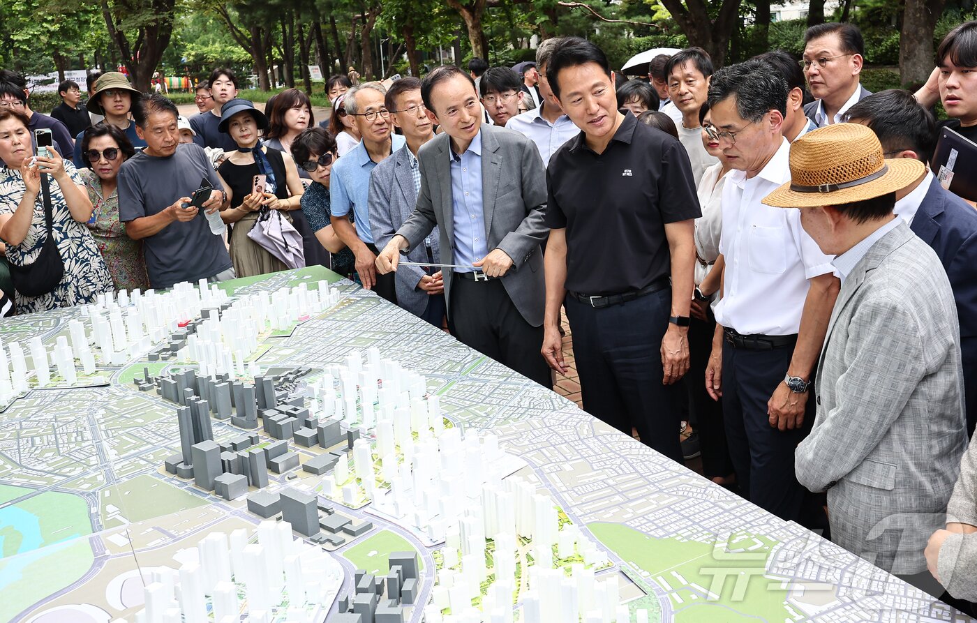 본문 이미지 - 오세훈 서울시장이 30일 서울 양천구 목동6단지를 방문해 재건축사업 현장설명을 듣고 있다. 2025.7.30/뉴스1 ⓒ News1 김도우 기자