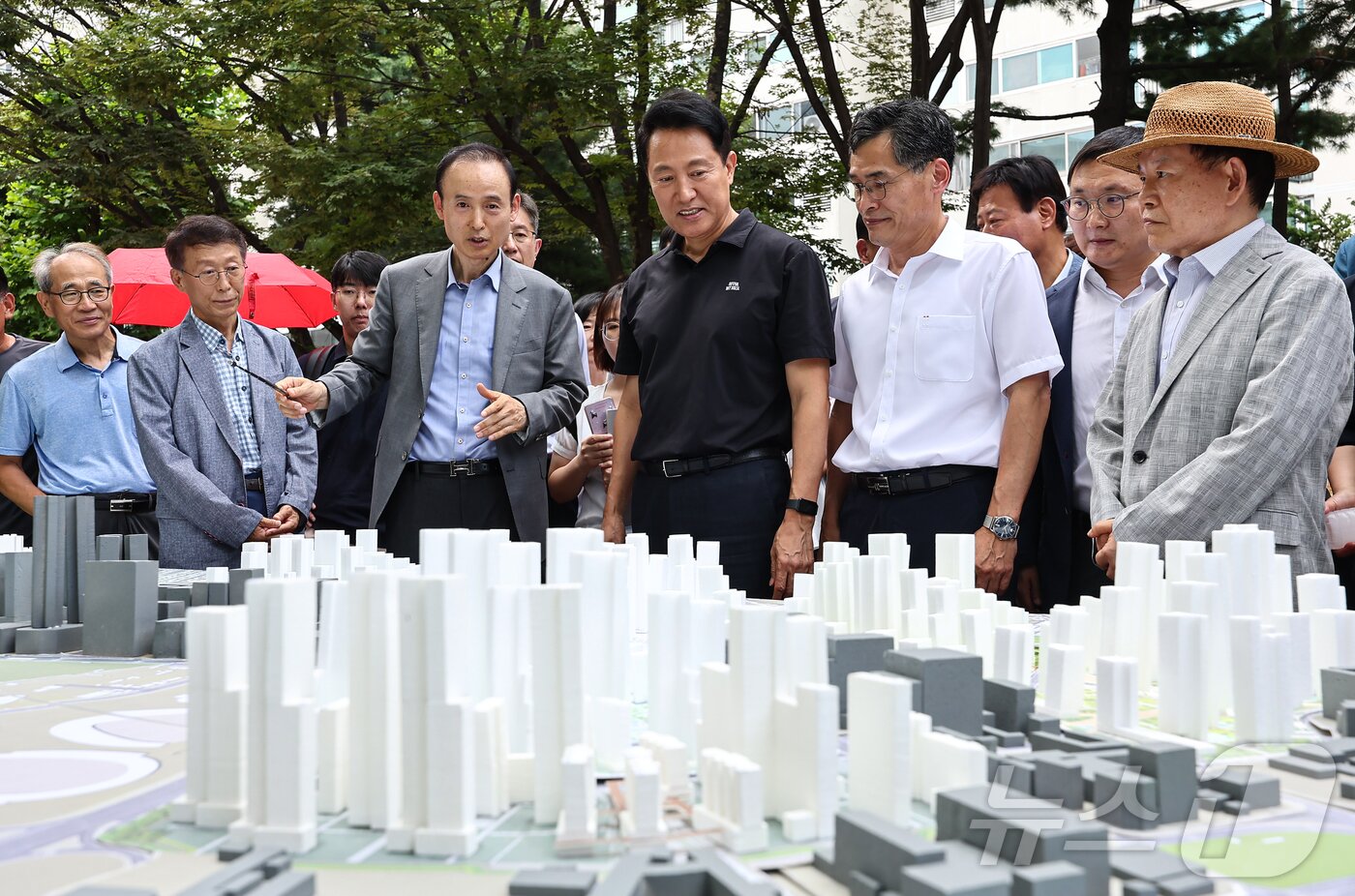 본문 이미지 - 오세훈 서울시장이 30일 서울 양천구 목동6단지를 방문해 재건축사업 현장설명을 듣고 있다. 2025.7.30/뉴스1 ⓒ News1 김도우 기자