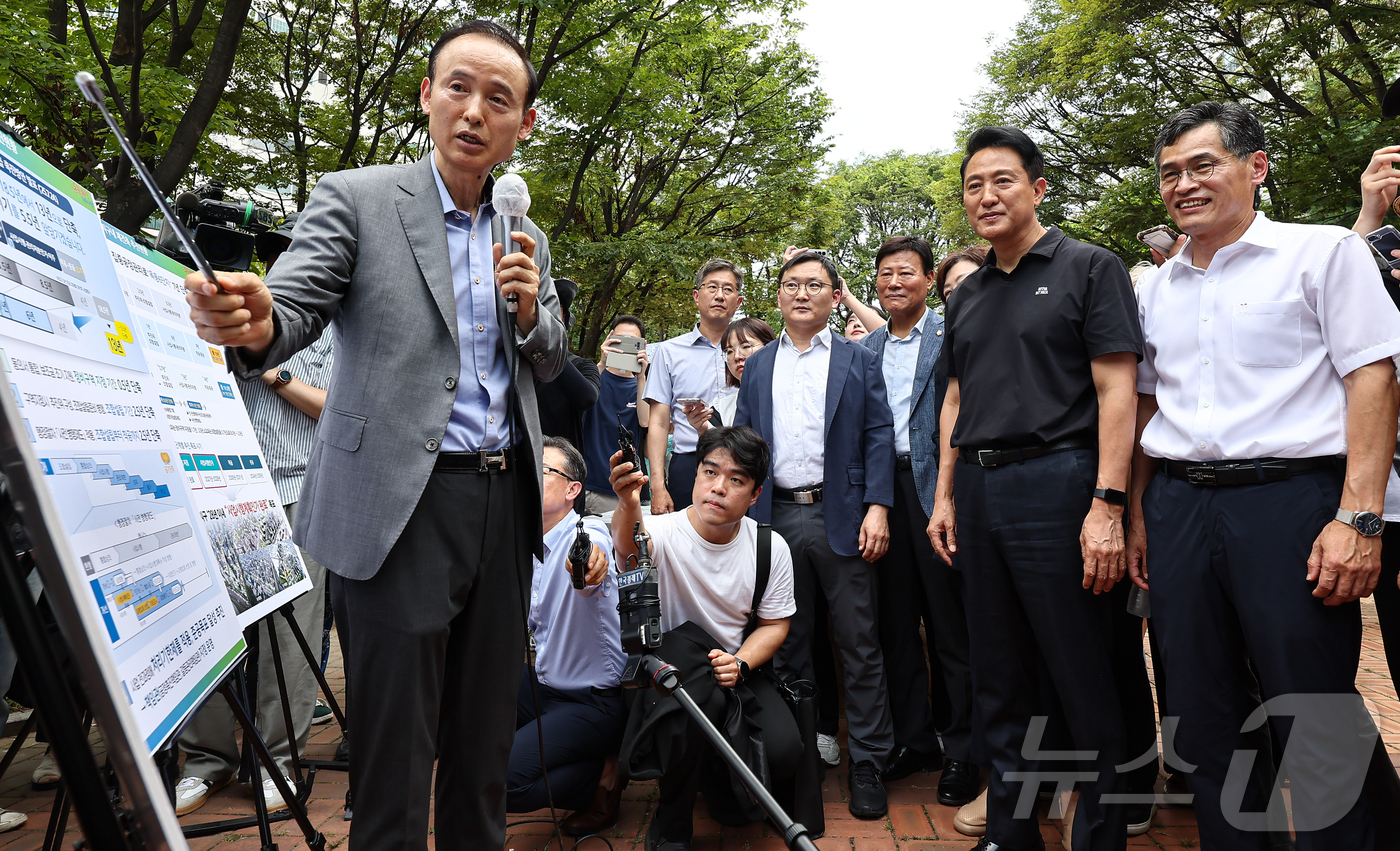 (서울=뉴스1) 김도우 기자 = 오세훈 서울시장이 30일 서울 양천구 목동6단지를 방문해 재건축사업 현장설명을 듣고 있다. 2025.7.30/뉴스1