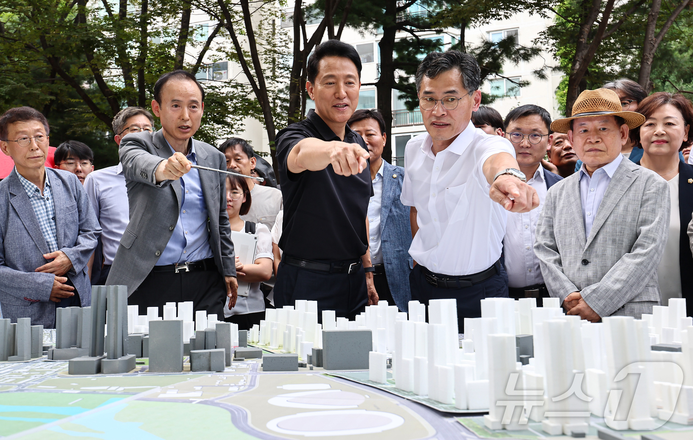 (서울=뉴스1) 김도우 기자 = 오세훈 서울시장이 30일 서울 양천구 목동6단지를 방문해 재건축사업 현장설명을 듣고 있다. 2025.7.30/뉴스1