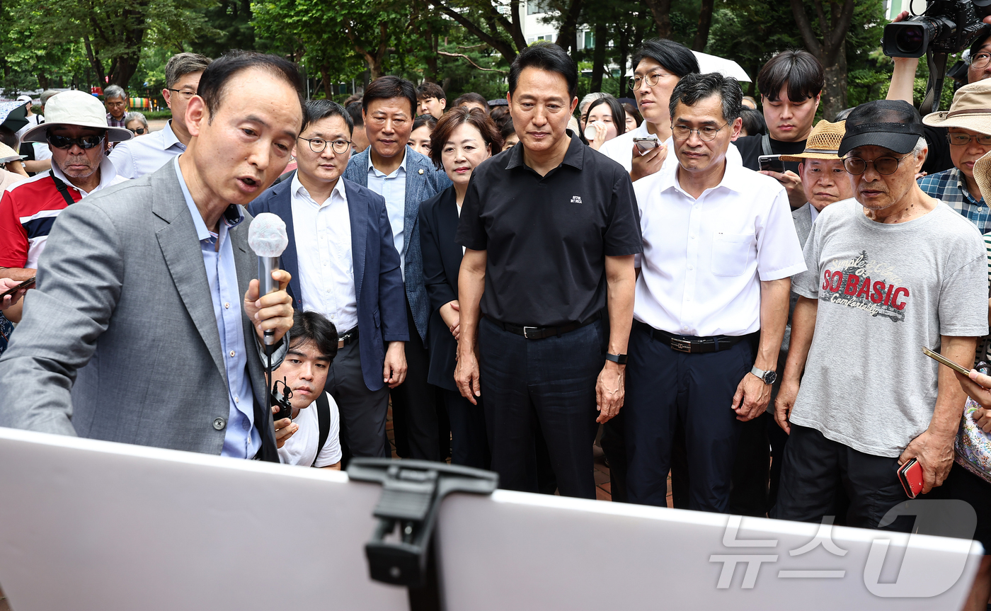 (서울=뉴스1) 김도우 기자 = 오세훈 서울시장이 30일 서울 양천구 목동6단지를 방문해 재건축사업 현장설명을 듣고 있다. 2025.7.30/뉴스1