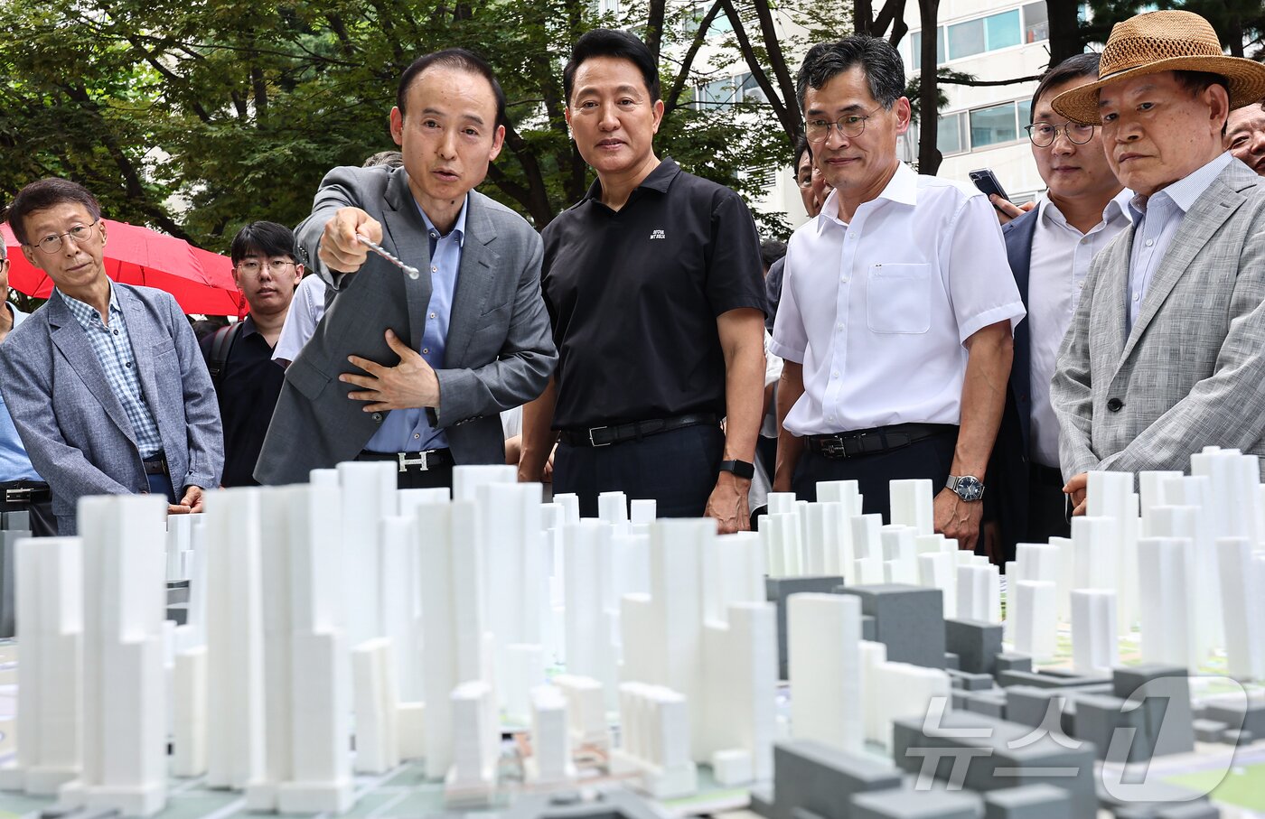 본문 이미지 - 오세훈 서울시장이 30일 서울 양천구 목동6단지를 방문해 재건축사업 현장설명을 듣고 있다. 2025.7.30 ⓒ 뉴스1 김도우 기자