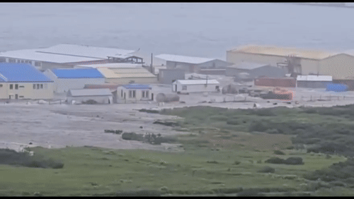 본문 이미지 - 30일(현지시간) 러시아 캄차카반도 인근 해역에서 발생한 강진 이후 쓰나미가 해안 인근 건물 주변을 덮치고 있다. (인스타그램 @my.primorye)