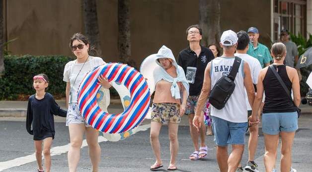 [포토] '쓰나미 들이칠라'…해변 떠나는 하와이 관광객