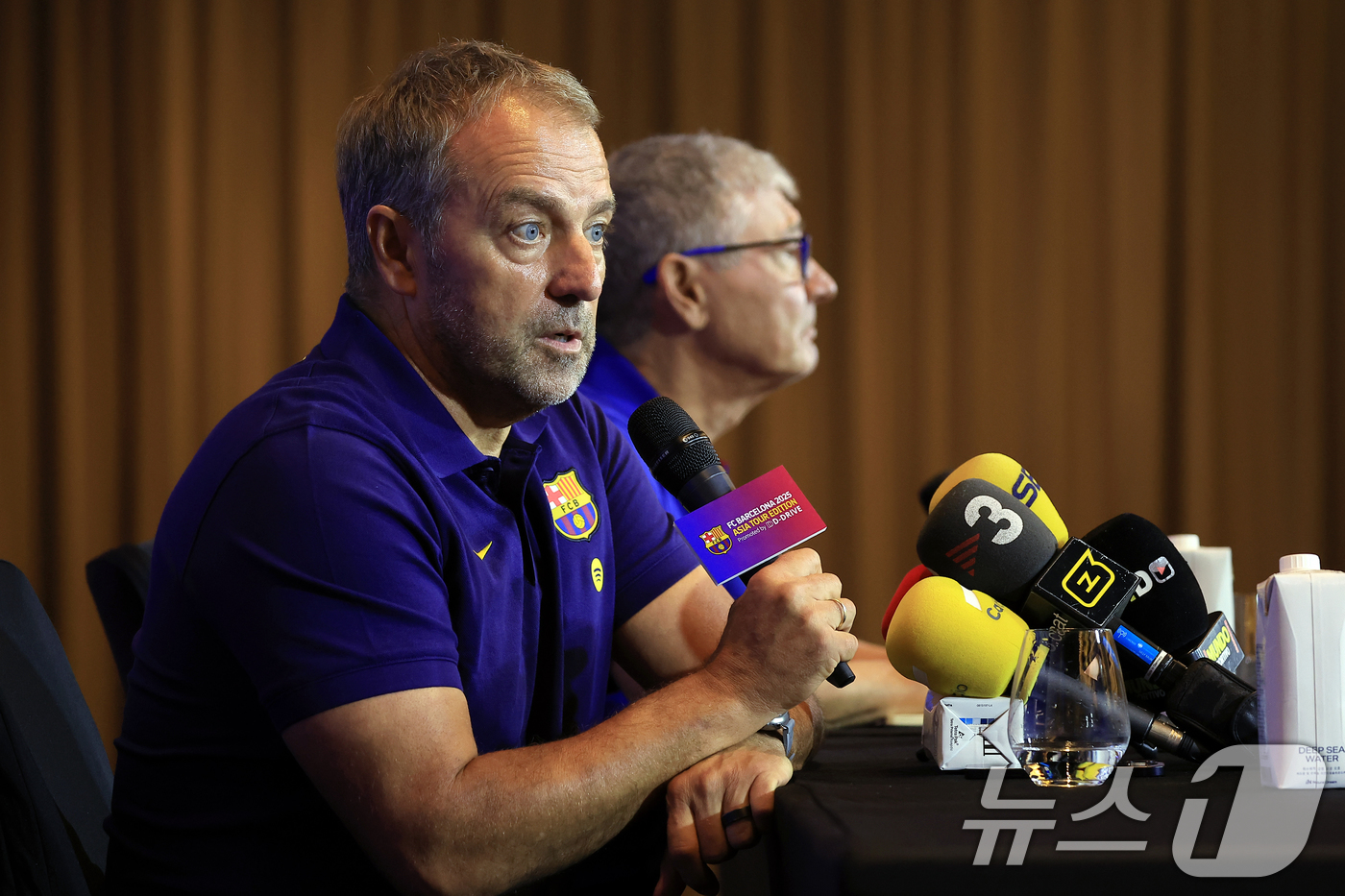 (서울=뉴스1) 박정호 기자 = 한지 플릭 FC 바르셀로나 감독이 30일 오후 서울시 종로구 포시즌스 호텔 서울 그랜드 볼룸에서 열린 FC 바르셀로나 2025 아시아 투어 에디션 …