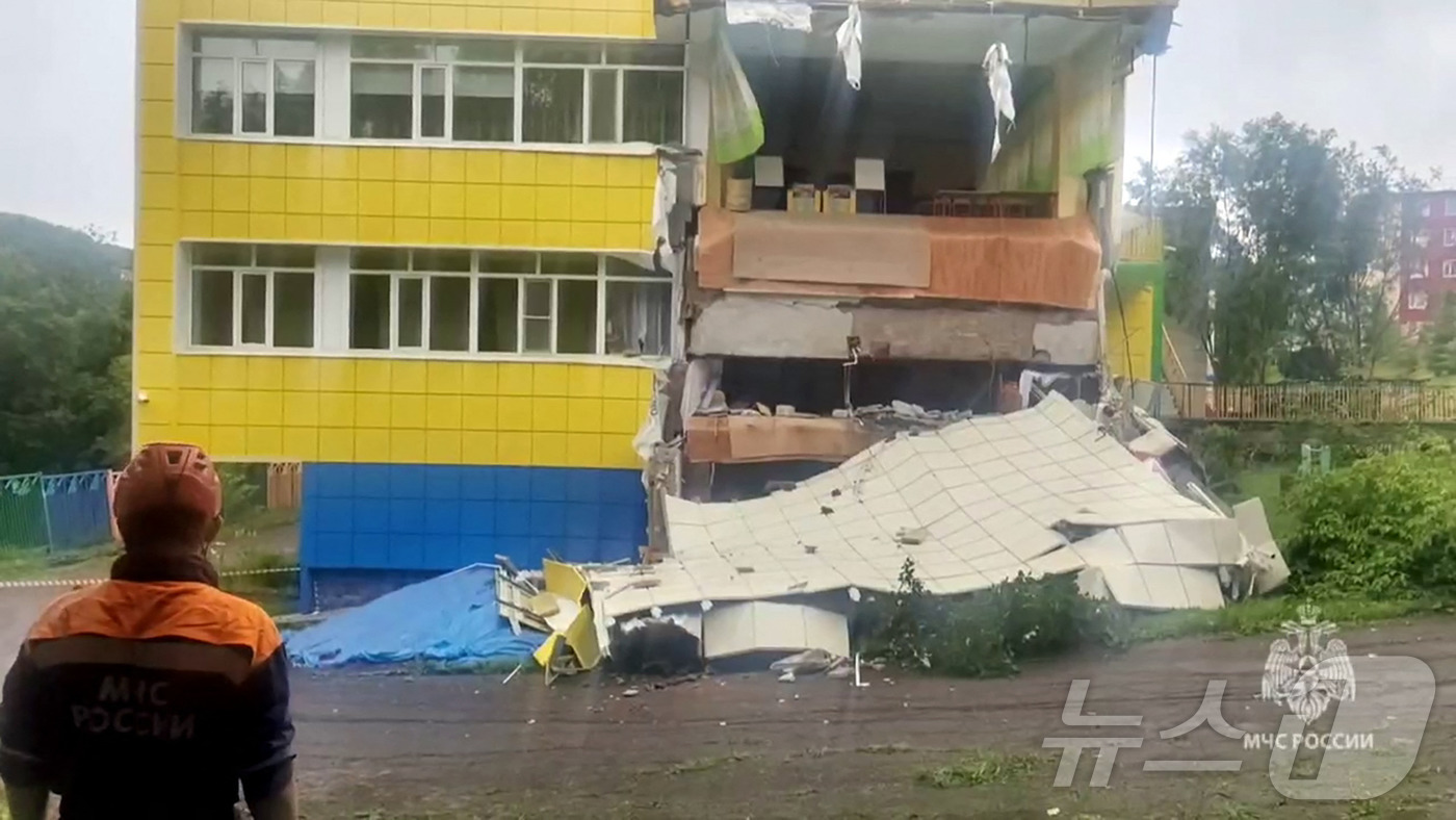 (페트로파블롭스크-캄차츠키AFP=뉴스1) 권영미 기자 = 러시아 페트로파블롭스크-캄차츠키에서 30일 긴급 구조 요원들이 지진으로 피해를 입은 유치원을 점검하고 있다. 이날 러시아 …