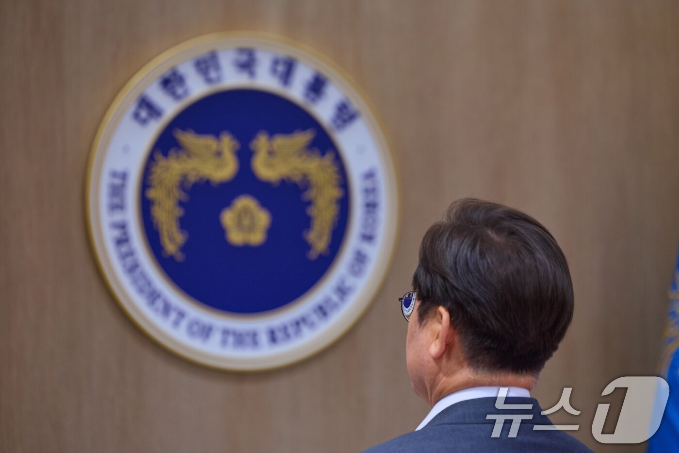본문 이미지 - 이재명 대통령이 지난 29일 서울 용산 대통령실 청사에서 열린 국무회의에서 국민의례를 하고 있다. (이재명 대통령 SNS. 재판매 및 DB금지) 2025.7.30/뉴스1 ⓒ News1 이재명 기자
