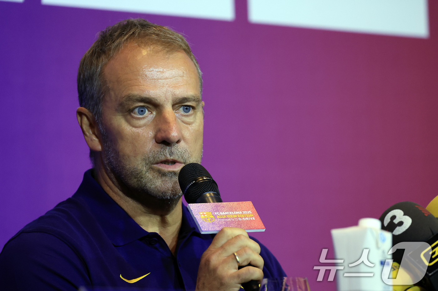 (서울=뉴스1) 박정호 기자 = 한지 플릭 FC 바르셀로나 감독이 30일 오후 서울시 종로구 포시즌스 호텔 서울 그랜드 볼룸에서 열린 FC 바르셀로나 2025 아시아 투어 에디션 …