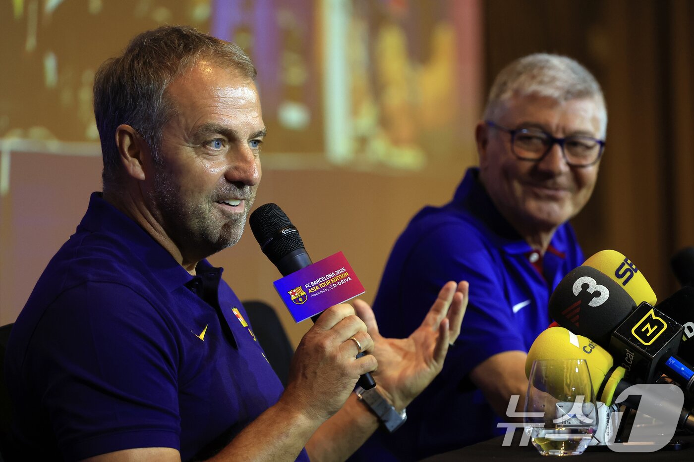 본문 이미지 - 한지 플릭 FC 바르셀로나 감독이 30일 오후 서울시 종로구 포시즌스 호텔 서울 그랜드 볼룸에서 열린 FC 바르셀로나 2025 아시아 투어 에디션 기자회견에서 취재진의 질문에 답하고 있다. 2025.7.30/뉴스1 ⓒ News1 박정호 기자