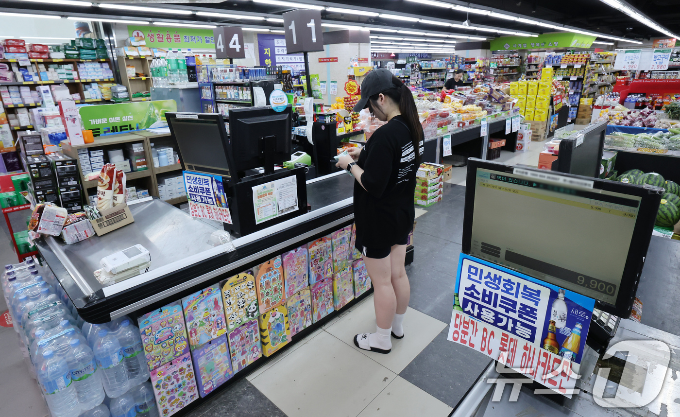 (서울=뉴스1) 장수영 기자 = 30일 서울 마포구에 위치한 한 동네 슈퍼마켓에 민생회복 소비쿠폰 사용 안내 문구가 적혀있다. 이번 소비쿠폰 지급으로 가장 매출이 크게 늘어난 곳은 …