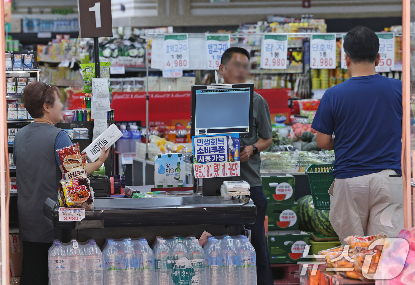 (서울=뉴스1) 장수영 기자 = 30일 서울 마포구에 위치한 한 동네 슈퍼마켓에 민생회복 소비쿠폰 사용 안내 문구가 적혀있다.이번 소비쿠폰 지급으로 가장 매출이 크게 늘어난 곳은 …