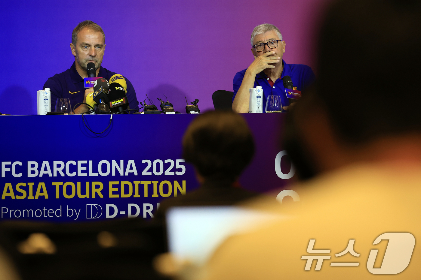 (서울=뉴스1) 박정호 기자 = 한지 플릭 FC 바르셀로나 감독이 30일 오후 서울시 종로구 포시즌스 호텔 서울 그랜드 볼룸에서 열린 FC 바르셀로나 2025 아시아 투어 에디션 …