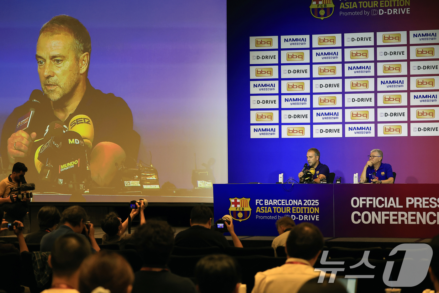 (서울=뉴스1) 박정호 기자 = 한지 플릭 FC 바르셀로나 감독이 30일 오후 서울시 종로구 포시즌스 호텔 서울 그랜드 볼룸에서 열린 FC 바르셀로나 2025 아시아 투어 에디션 …