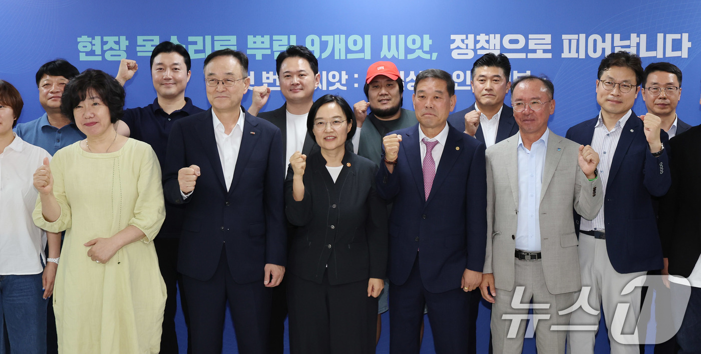 (서울=뉴스1) 박지혜 기자 = 한성숙 중소벤처기업부 장관이 30일 서울 종로구 소상공인진흥공단 소상공인지원센터에서 열린 ‘제1회 소상공인 회복 및 안전망 강화를 위한 릴레이 간담 …