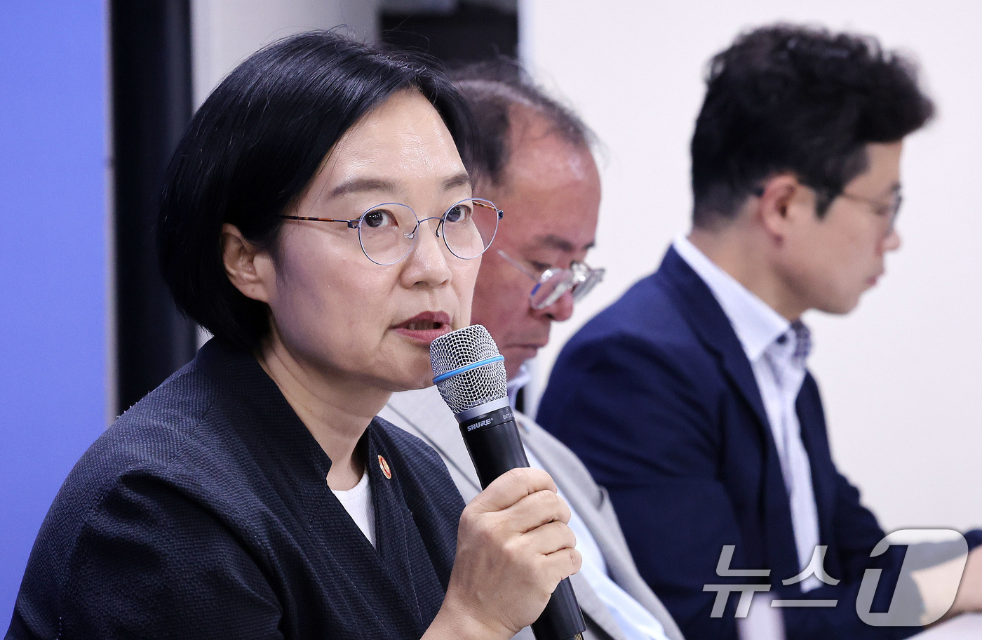 (서울=뉴스1) 박지혜 기자 = 한성숙 중소벤처기업부 장관이 30일 서울 종로구 소상공인진흥공단 소상공인지원센터에서 열린 ‘제1회 소상공인 회복 및 안전망 강화를 위한 릴레이 간담 …