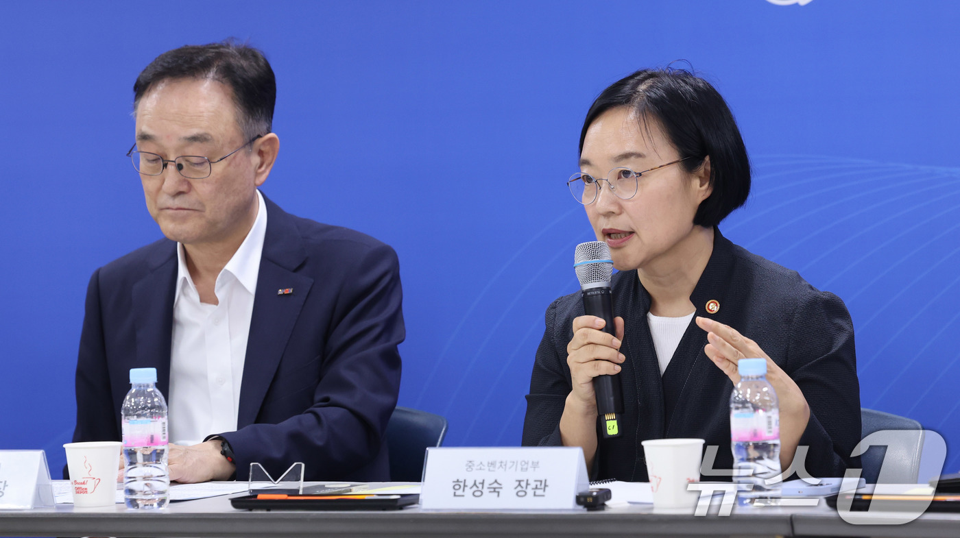 (서울=뉴스1) 박지혜 기자 = 한성숙 중소벤처기업부 장관이 30일 서울 종로구 소상공인진흥공단 소상공인지원센터에서 열린 ‘제1회 소상공인 회복 및 안전망 강화를 위한 릴레이 간담 …