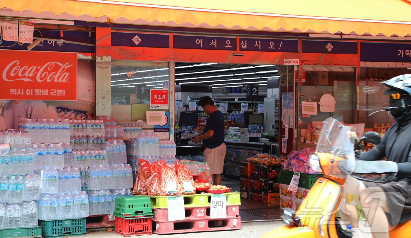 (서울=뉴스1) 송송이 기자 = 30일 오후 서울 마포구 한 슈퍼마켓에서 손님이 장을 보고 있다.소비쿠폰 발급으로 매출이 증가한 업종은 동네슈퍼와 정육점, 농축수산품 판매점 순이다 …