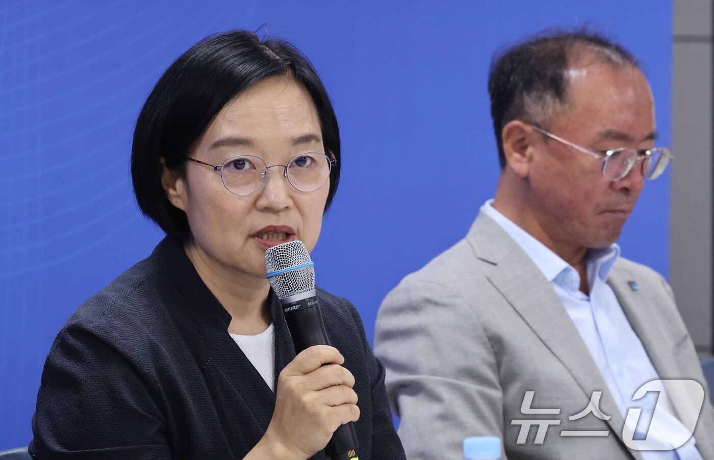 본문 이미지 - 한성숙 중소벤처기업부 장관이 지난달 30일 서울 종로구 소상공인진흥공단 소상공인지원센터에서 열린 ‘제1회 소상공인 회복 및 안전망 강화를 위한 릴레이 간담회’에서 모두 발언을 하고 있다.. 2025.7.30/뉴스1 ⓒ News1 박지혜 기자