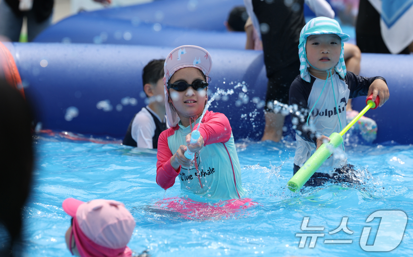 (수원=뉴스1) 김영운 기자 = 중복(中伏)인 30일 경기 수원시 권선구 올림픽공원 물놀이장에서 아이들이 물놀이를 하며 더위를 식히고 있다. 2025.7.30/뉴스1