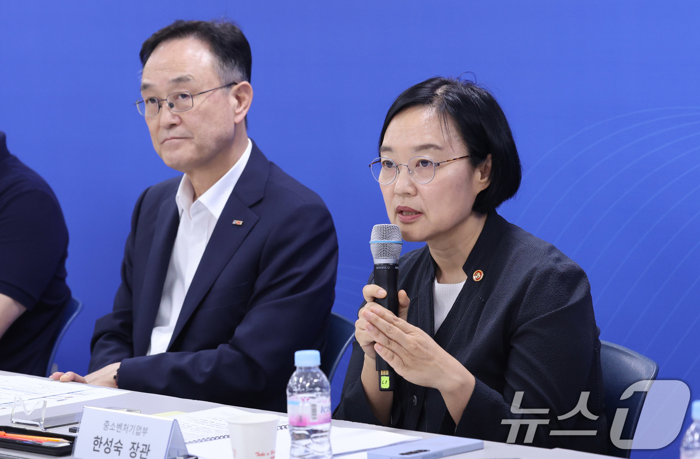 (서울=뉴스1) 박지혜 기자 = 한성숙 중소벤처기업부 장관이 30일 서울 종로구 소상공인진흥공단 소상공인지원센터에서 열린 ‘제1회 소상공인 회복 및 안전망 강화를 위한 릴레이 간담 …