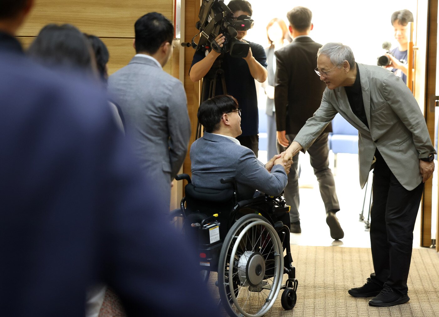 본문 이미지 - 유인촌 문화체육관광부 장관이 이임식을 마친 뒤 직원들과 악수하고 있다.