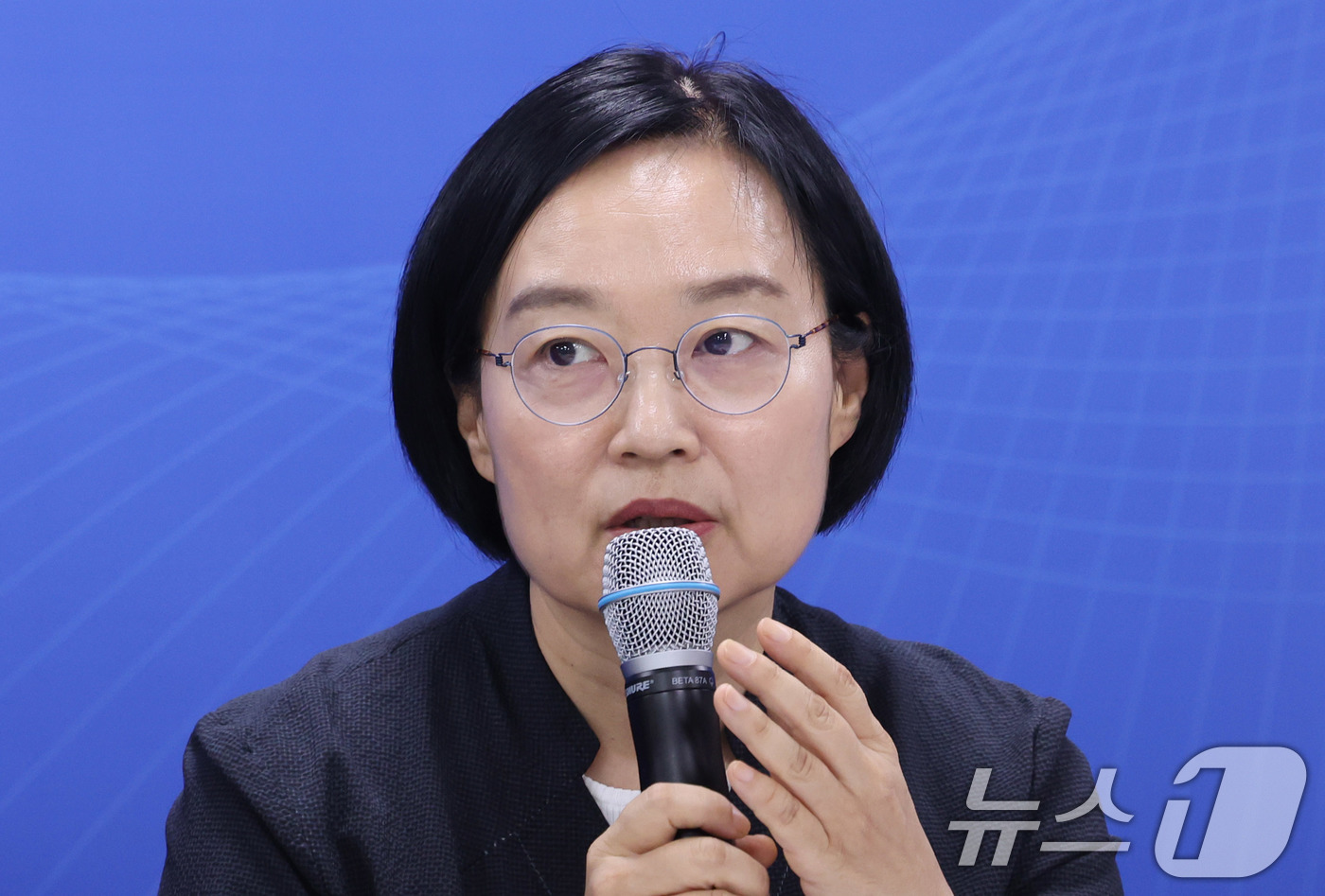 (서울=뉴스1) 박지혜 기자 = 한성숙 중소벤처기업부 장관이 30일 서울 종로구 소상공인진흥공단 소상공인지원센터에서 열린 ‘제1회 소상공인 회복 및 안전망 강화를 위한 릴레이 간담 …