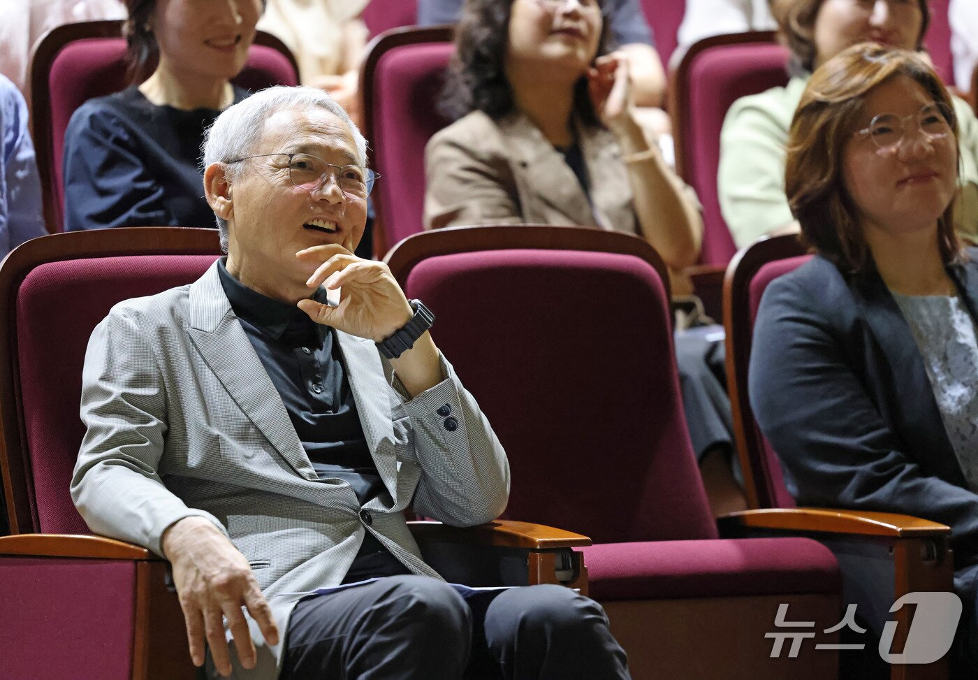 본문 이미지 - 유인촌 문화체육관광부 장관이 이임식에서 기념영상을 감상하고 있다.